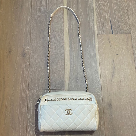 EXCELLENT CONDITION CHANEL CAVIAR CAMERA BAG - Picture 3 of 12